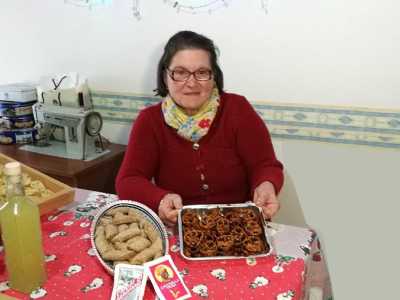 Siamo andati a trovare la 68enne Teresa nella sua abitazione di Largo Chiurlia, a Bari Vecchia. Lei � ancora una delle poche a produrre in casa tutti i tradizionali dolcetti del Natale barese